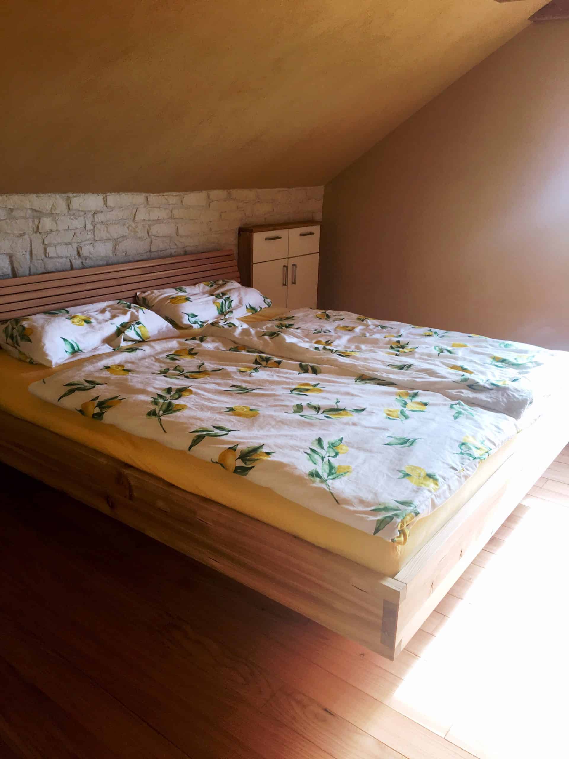 Maßgefertigtes Bett in Massivholz Lärche
