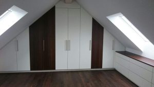 Dachrägenschrank nach Mass idealer Stauraum als Kleiderschrank in der Schräge.