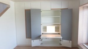 Geöffneter Einbauschrank nach Maß vom Schreiner in Murrhardt mit individuell geplanter Innenaufteilung