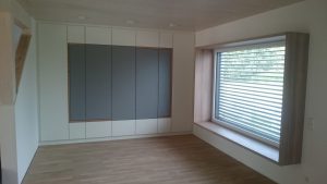 Einbauschrank nach Maß vom Schreiner in Murrhardt mit deckenhohen Schrankelementen