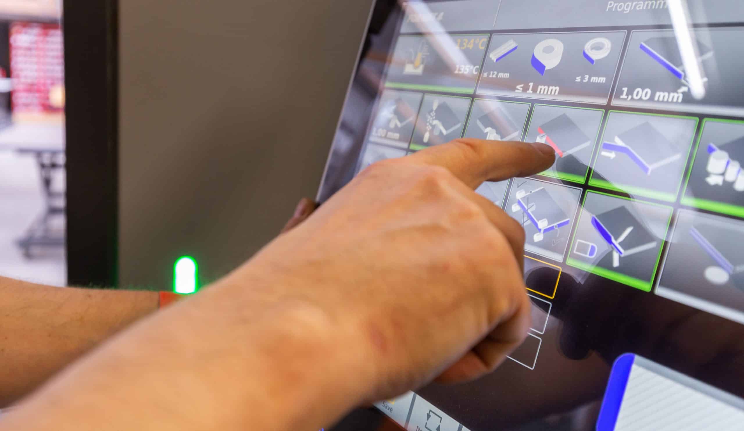 Moderne Kantenleimmaschine für höchste Qualität - Schreinerei Mario Esch