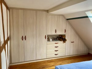 Schrank in der Dachschräge - ein Beweis für das Motto „Platz ist in der kleinsten Hütte“ Unsere Schreiner bauen den Ideal für Sie passenden maßgefertigten Dachschrägenschrank.