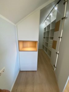 Innenansicht Einbauschrank nach Maß mit Beleuchtung vom Schreiner in Murrhardt