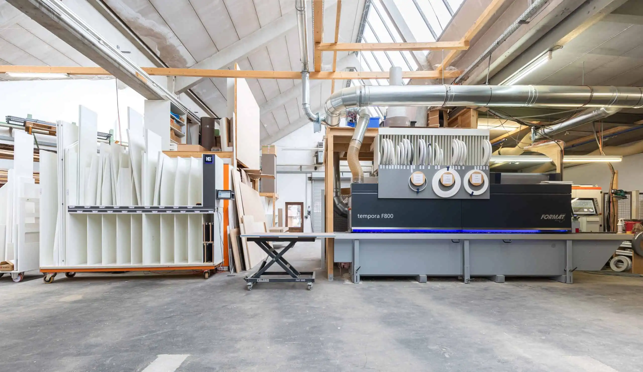 Werkstatt der Schreinerei Mario Esch in Murrhardt – Schreinerhelden Team bei der Fertigung maßgefertigter Möbel